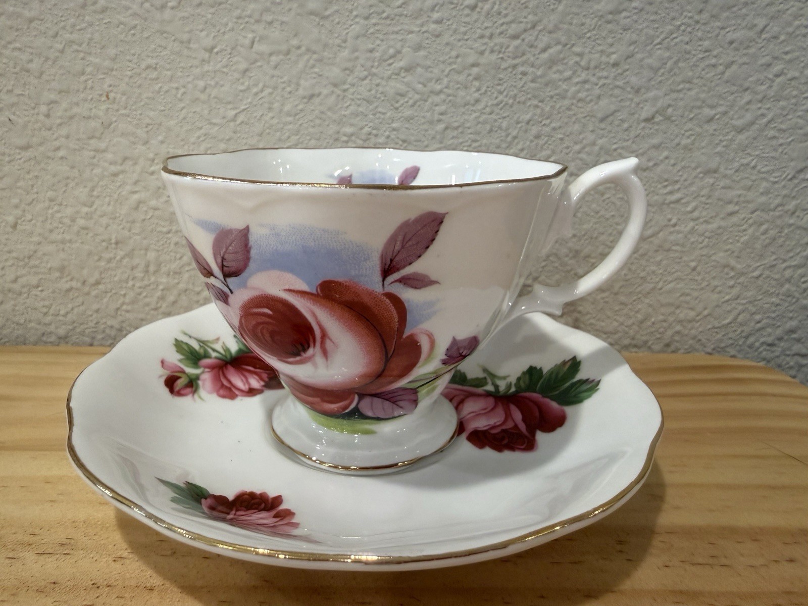 Beautiful Vintage Royal Albert Fine Bone China Teacup & Saucer Set Gold Trim