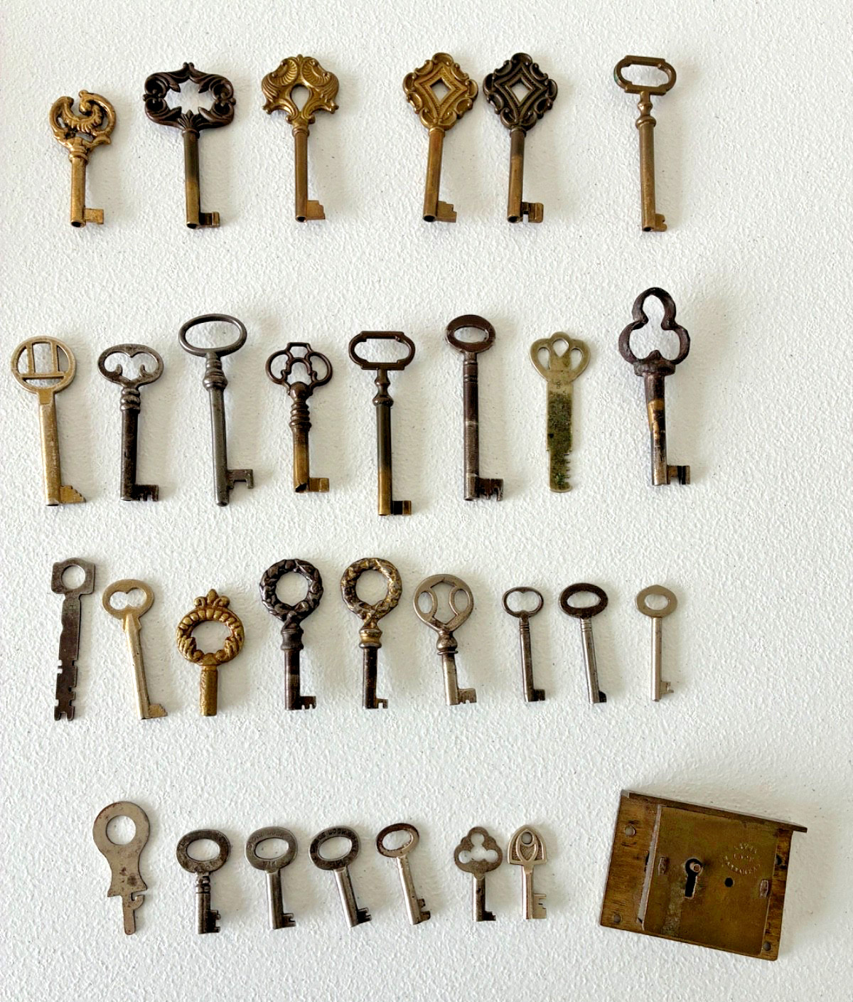 30 Antique Vintage Skeleton Keys Ornate Furniture Cabinet + Lever Lock