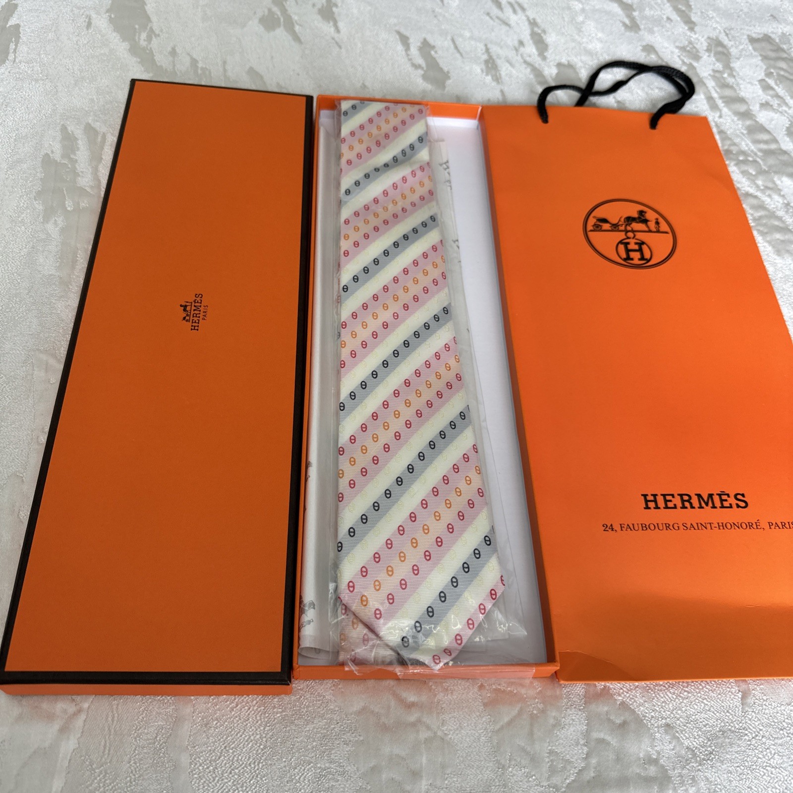 HERMÈS Men\'s Faconnee H Tie 100% Silk crema Full Packaging HERMÈS Men\'s Faconnee H Tie 100% Silk crema Full Packaging