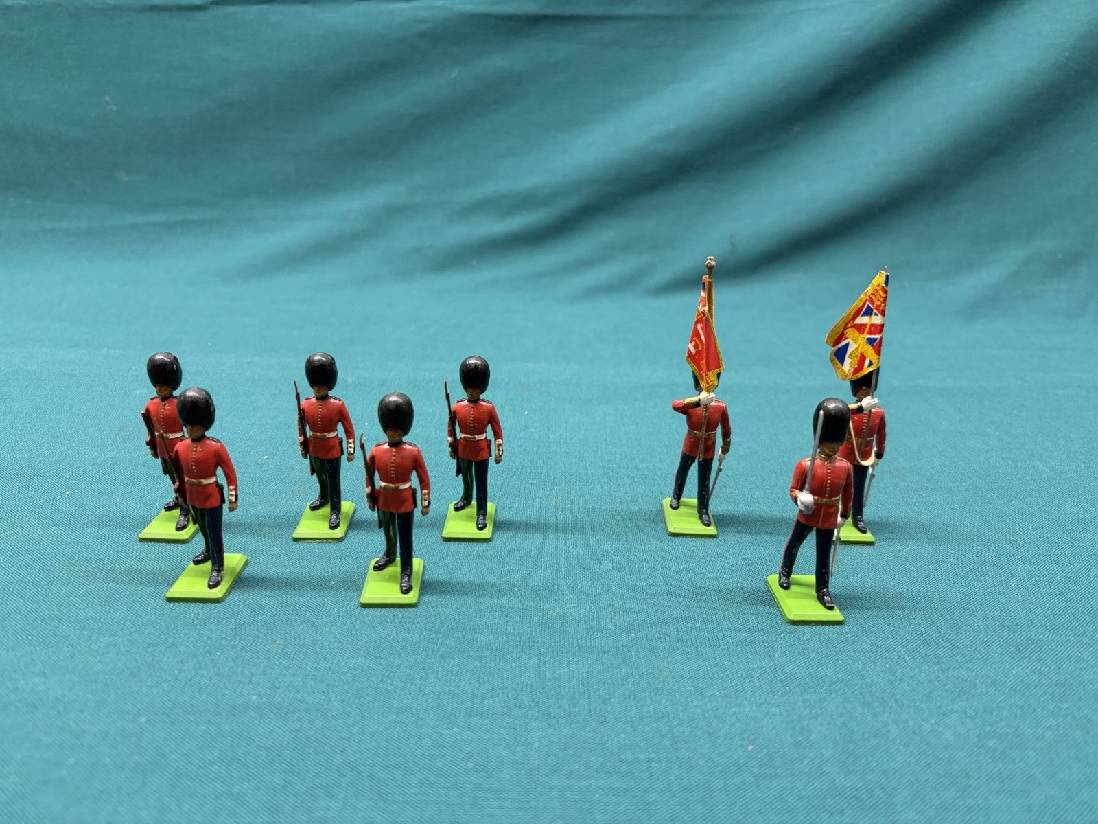 VTG Britains Scots Guards Colour Party Set of 8 Toy Soldiers 1986 VTG Britains Scots Guards Colour Party Set of 8 Toy Soldiers 1986