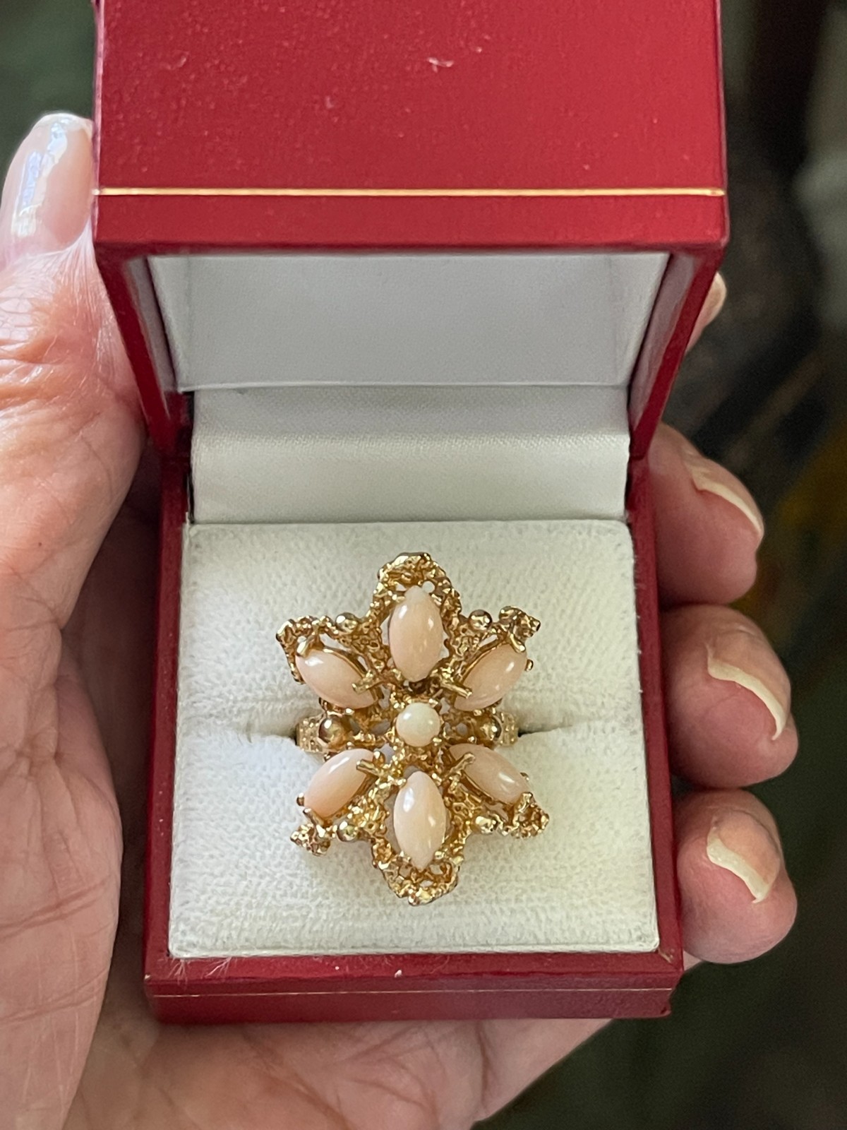 Beautiful Vintage Ladies 14K Yellow Gold Angel Skin Coral Ring 