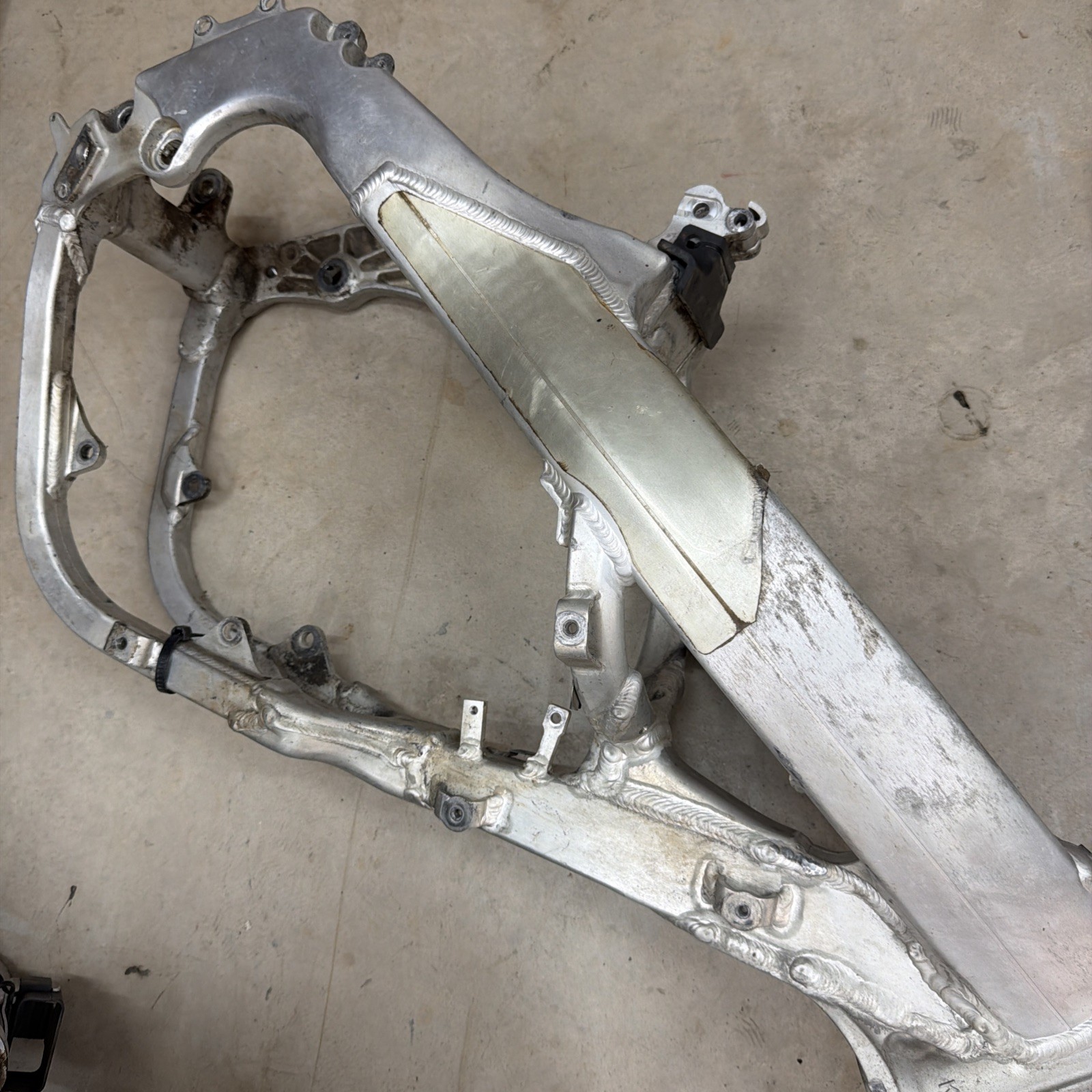02 2002 HONDA CR 250 R OEM MAIN FRAME ENGINE CRADLE CHASSIS ALUMINUM SILVER 02 2002 HONDA CR 250 R OEM MAIN FRAME ENGINE CRADLE CHASSIS ALUMINUM SILVER