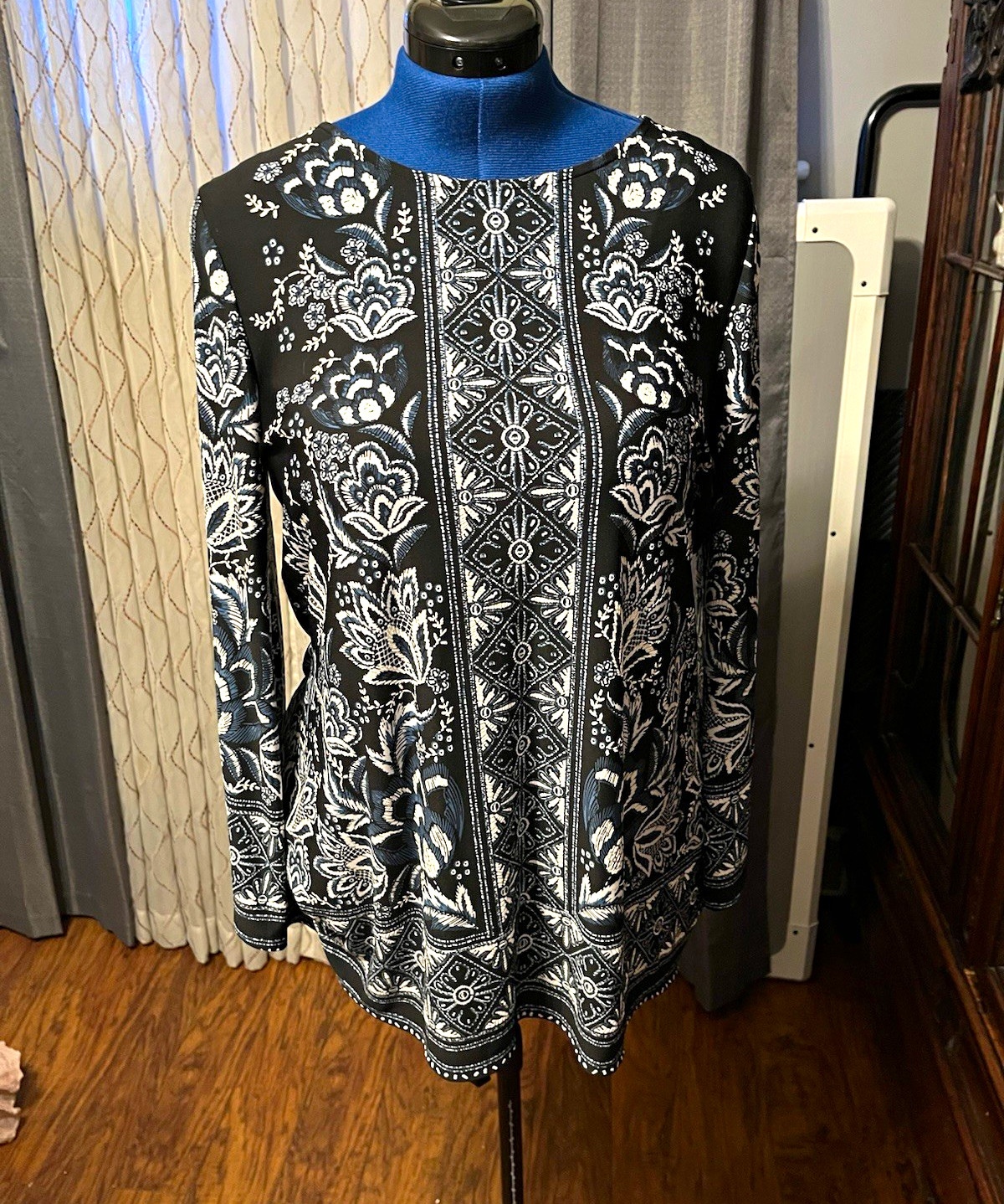 Avenue Navy White Floral Tunic Blouse Top XL Long Sleeve Avenue Navy White Floral Tunic Blouse Top XL Long Sleeve