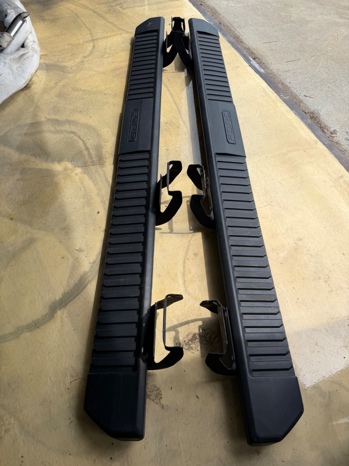 17-25 OEM F250 F350 SUPER DUTY Running Boards BLACK PLASTIC Crew Cab pair Ford 17-25 OEM F250 F350 SUPER DUTY Running Boards BLACK PLASTIC Crew Cab pair Ford