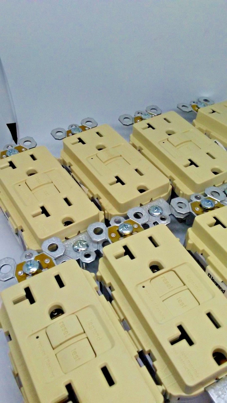 LOT OF 20 Pass Seymour PT2097TRI Tamper Resistant Self Plugtail IVORY a