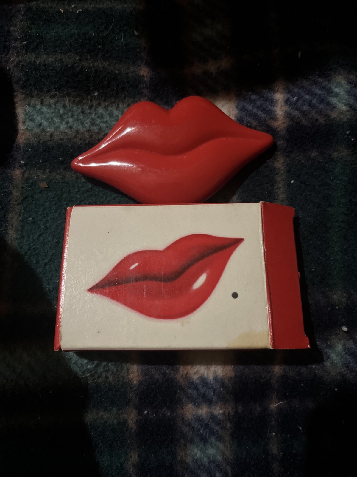 Vintage 1970s Avon Kiss N Makeup Lip Gloss Compact Red Lips NIB Pristine Unused Vintage 1970s Avon Kiss N Makeup Lip Gloss Compact Red Lips NIB Pristine Unused