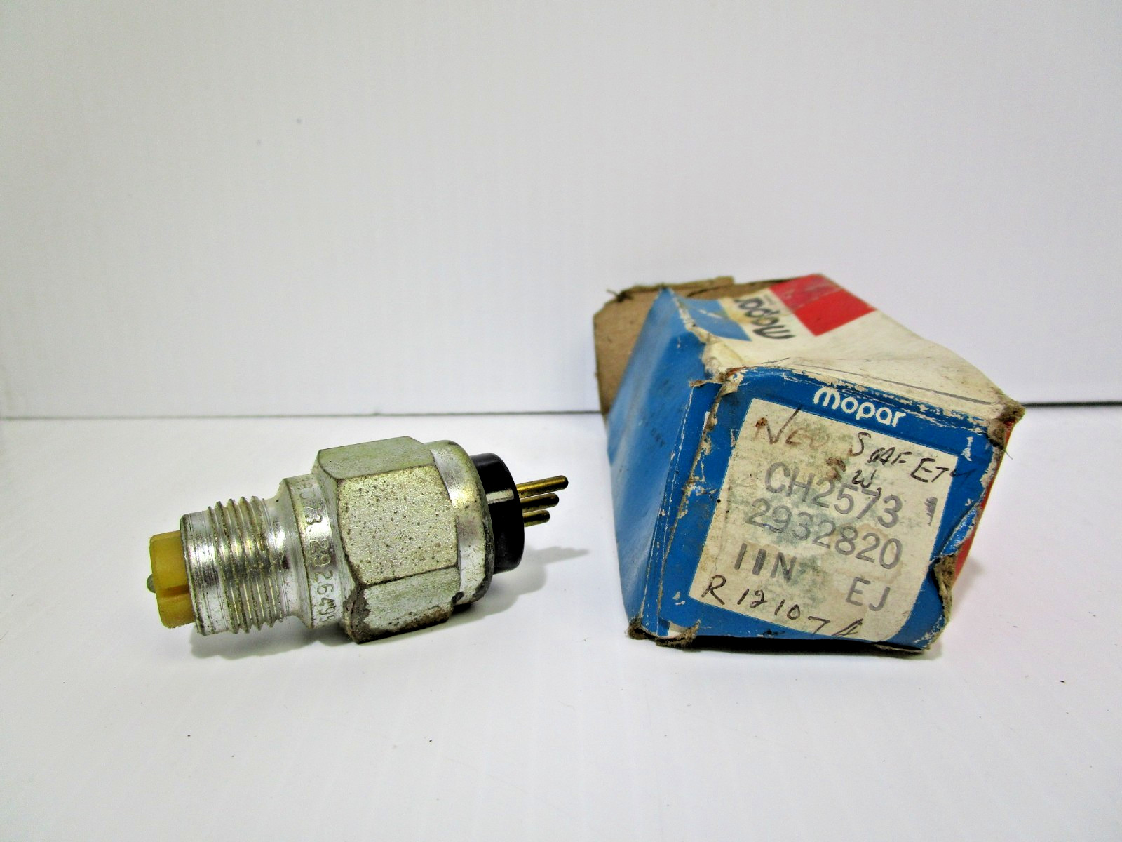 NOS 1969-74 MOPAR DODGE 3-PRONG NEUTRAL SAFETY SWITCH #2932820 TW33