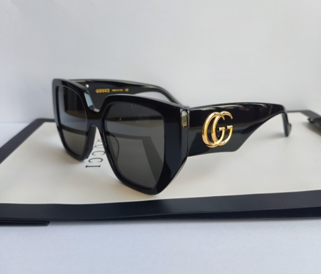 Authentic Gucci GG0956s Women Square Oversized Sunglasses Black Frame Grey Lens Authentic Gucci GG0956s Women Square Oversized Sunglasses Black Frame Grey Lens