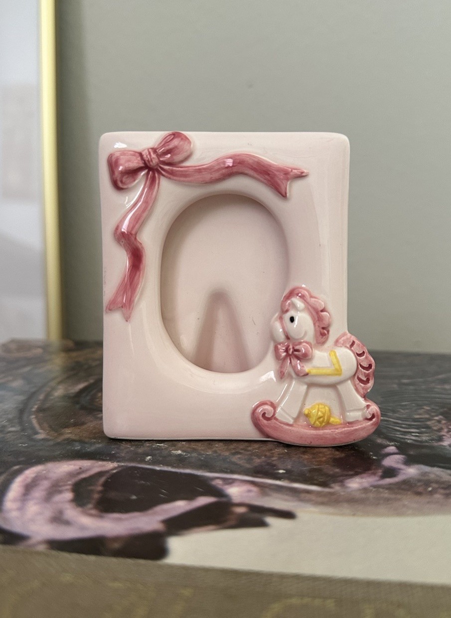 Adorable Vintage Small Pink Ceramic Frame W/ Bow And Rocking Horse For Baby Pic Adorable Vintage Small Pink Ceramic Frame W/ Bow And Rocking Horse For Baby Pic
