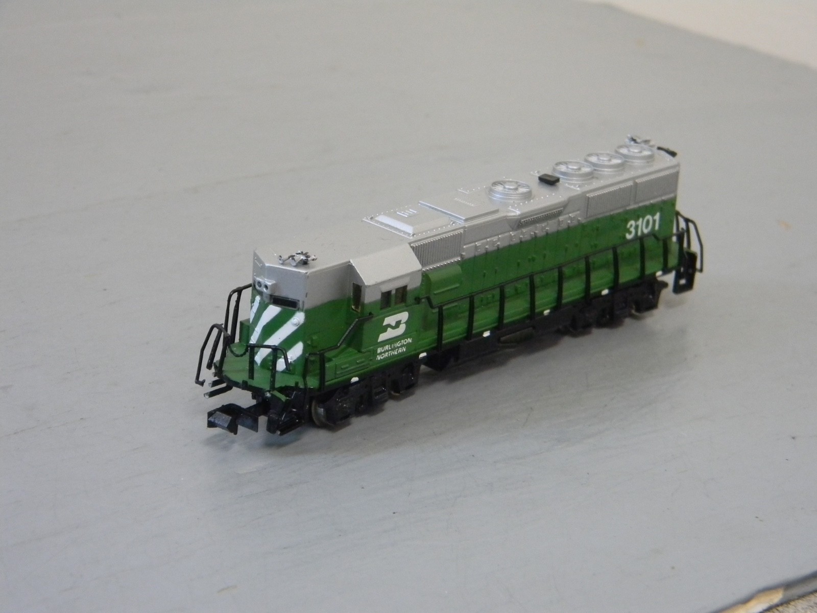 N SCALE LOCOMOTIVE BURLINGTON 3101  RUNS AND LIGHTS NEEDS COUPLER
