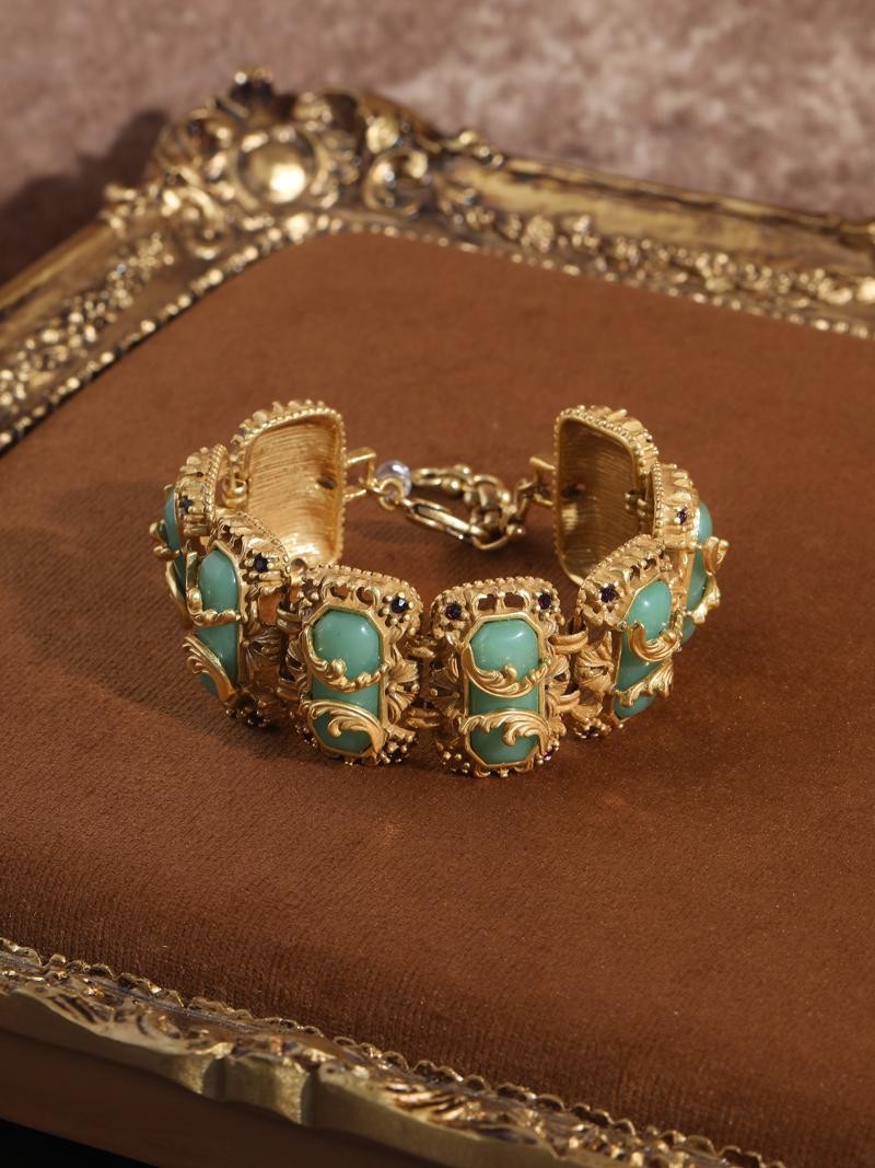 Vintage Green Jade Natural Stone Bracelet Wave Hollow Gold Jewellery Luxury Gift Vintage Green Jade Natural Stone Bracelet Wave Hollow Gold Jewellery Luxury Gift