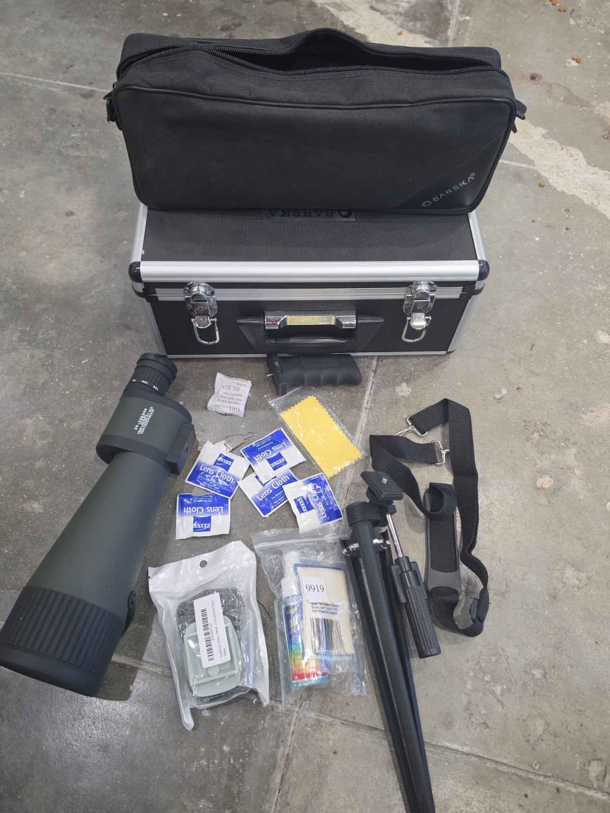 #5649 Barska Blackhawk Spotting Scope 25-125x88mm w/Tripod & Hard Case Rubber. #5649 Barska Blackhawk Spotting Scope 25-125x88mm w/Tripod & Hard Case Rubber.