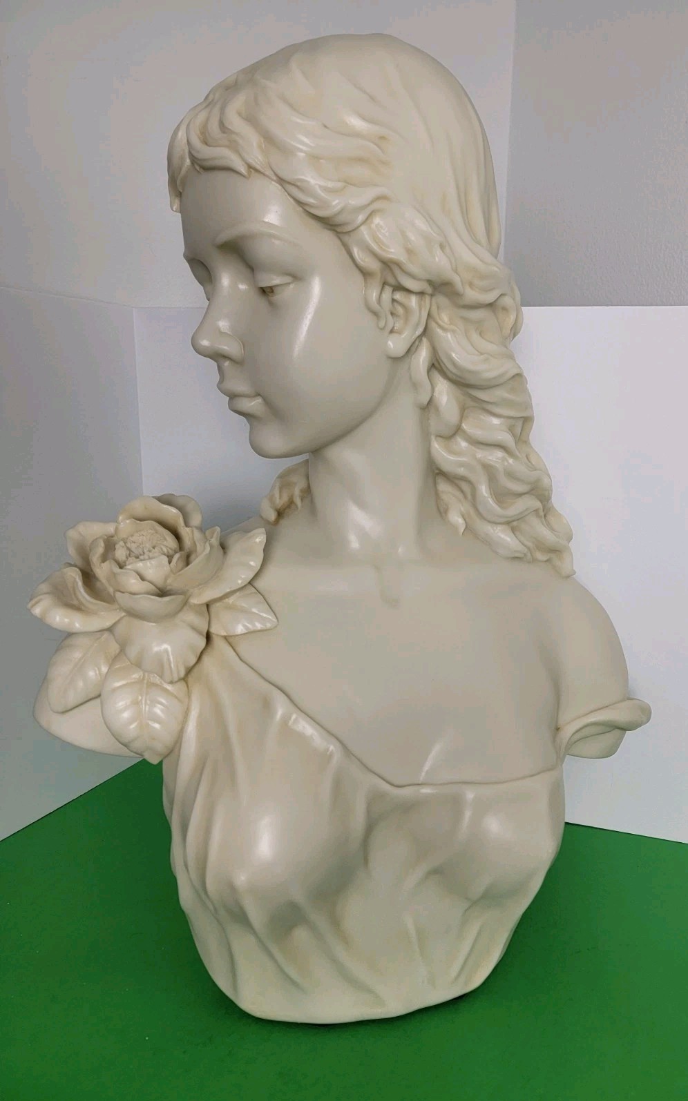 1999 Classical Solid Heavy Resin Bust Sculpture Boutonniere Maiden Statue 24\