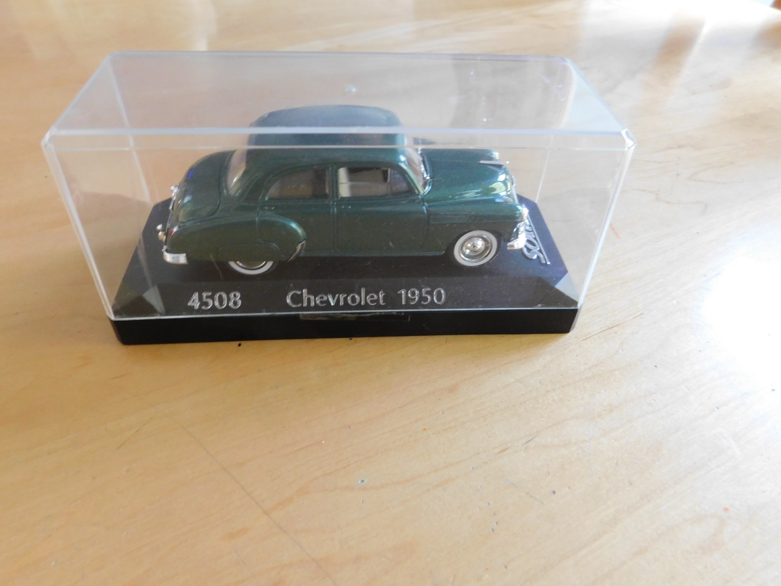 Solido 1950 Chevrolet Sedan Green 4508 Die Cast Car 1:43 On Base