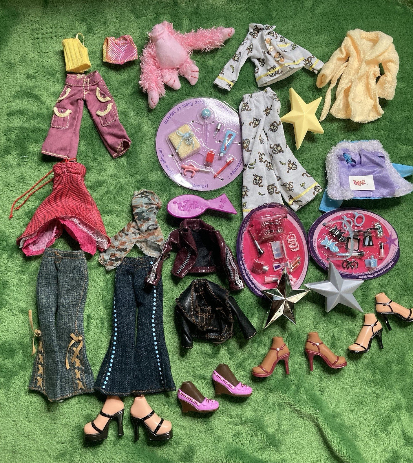 Bratz MGA Clothing, Shoes And Accessories Lot Bratz MGA Clothing, Shoes And Accessories Lot