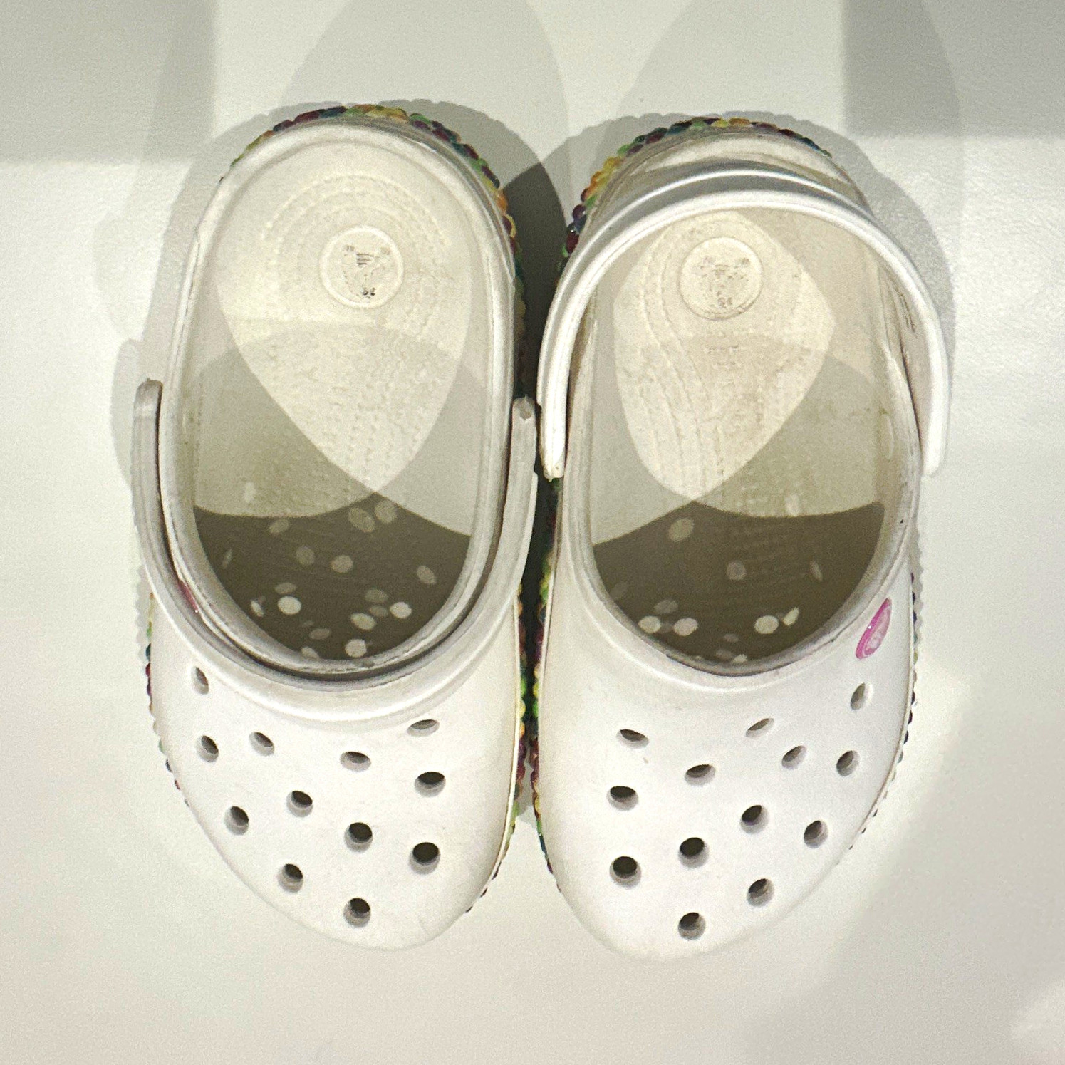 Crocs Unisex Kids White/Multicolor Clog Slip On Heel Strap Round Toe 1 Crocs Unisex Kids White/Multicolor Clog Slip On Heel Strap Round Toe 1