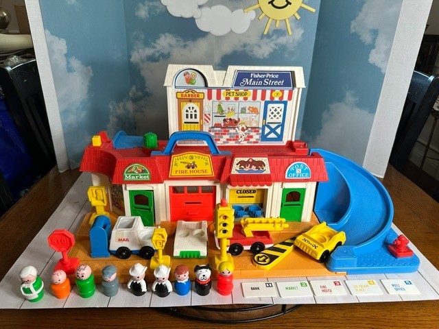 1986 Fisher Price Little People Main Street #2500. COMPLETE. EXTRAS. MINT