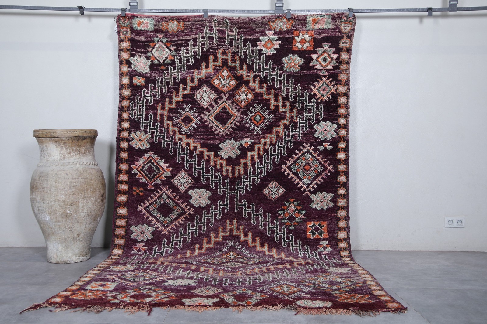 Handmade Moroccan Rug - 5.8 x 9.9 ft | Luxurious Vintage Design Handmade Moroccan Rug - 5.8 x 9.9 ft | Luxurious Vintage Design