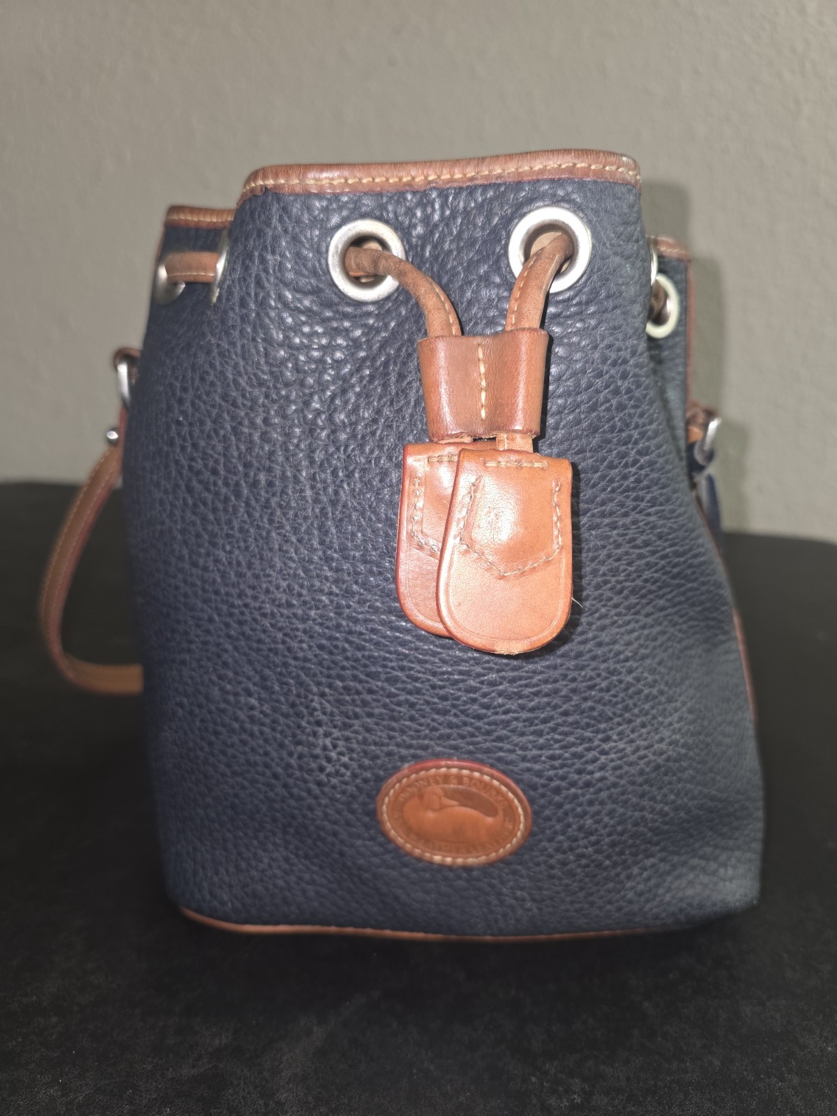 AUTHENTIC VINTAGE DOONEY & BOURKE BLUE TAN LEATHER BUCKET BAG PURSE ALL WEATHER. AUTHENTIC VINTAGE DOONEY & BOURKE BLUE TAN LEATHER BUCKET BAG PURSE ALL WEATHER.