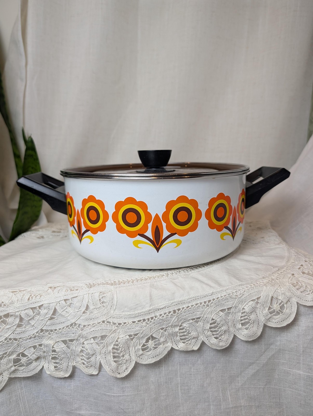 Vintage 1970s Enamel Cooking Pot, Retro Flower Power Design Vintage 1970s Enamel Cooking Pot, Retro Flower Power Design