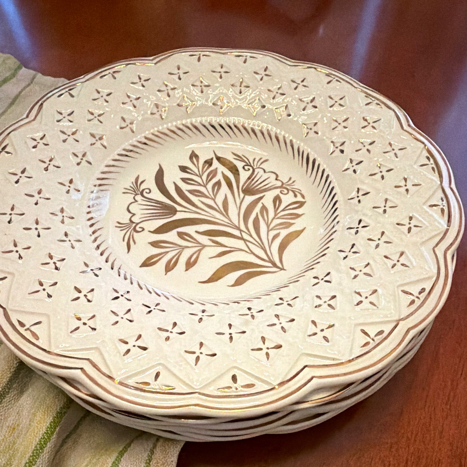 Wedgwood Williamsburg 6 Floral Round Plate White Brown Ceramic Glossy cMH 5522 Wedgwood Williamsburg 6 Floral Round Plate White Brown Ceramic Glossy cMH 5522