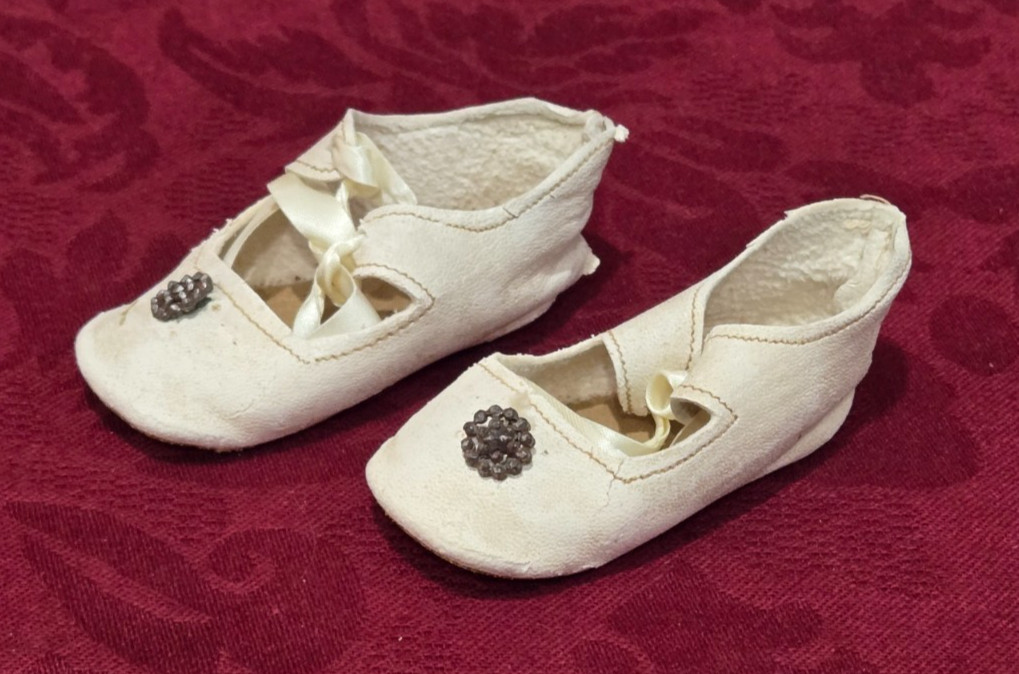 NICE Pair of Antique Doll Shoes White Leather NICE Pair of Antique Doll Shoes White Leather