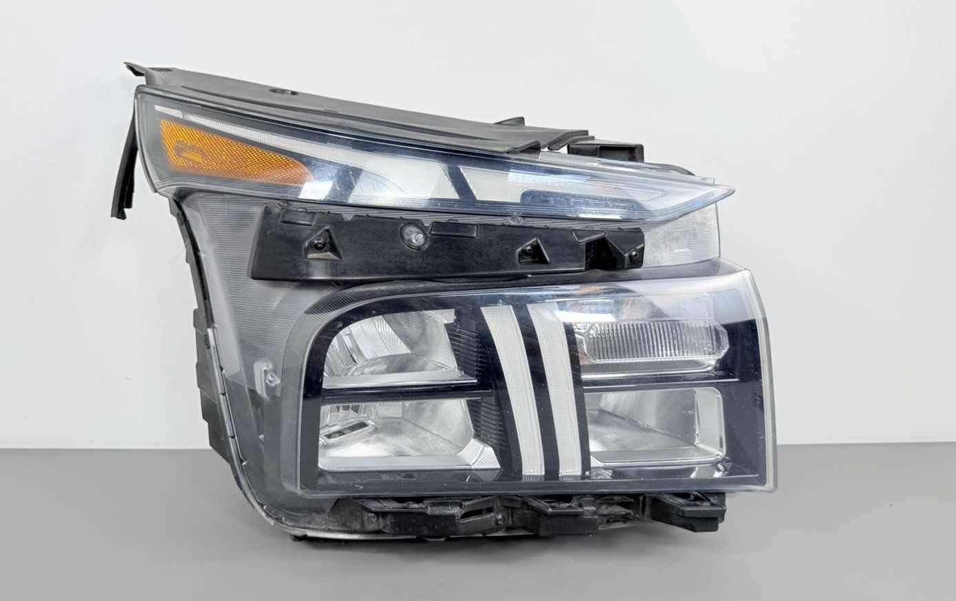 Nice 2021-2023 Hyundai Santa Fe Base LED Headlight Right Passenger Side OEM Nice 2021-2023 Hyundai Santa Fe Base LED Headlight Right Passenger Side OEM