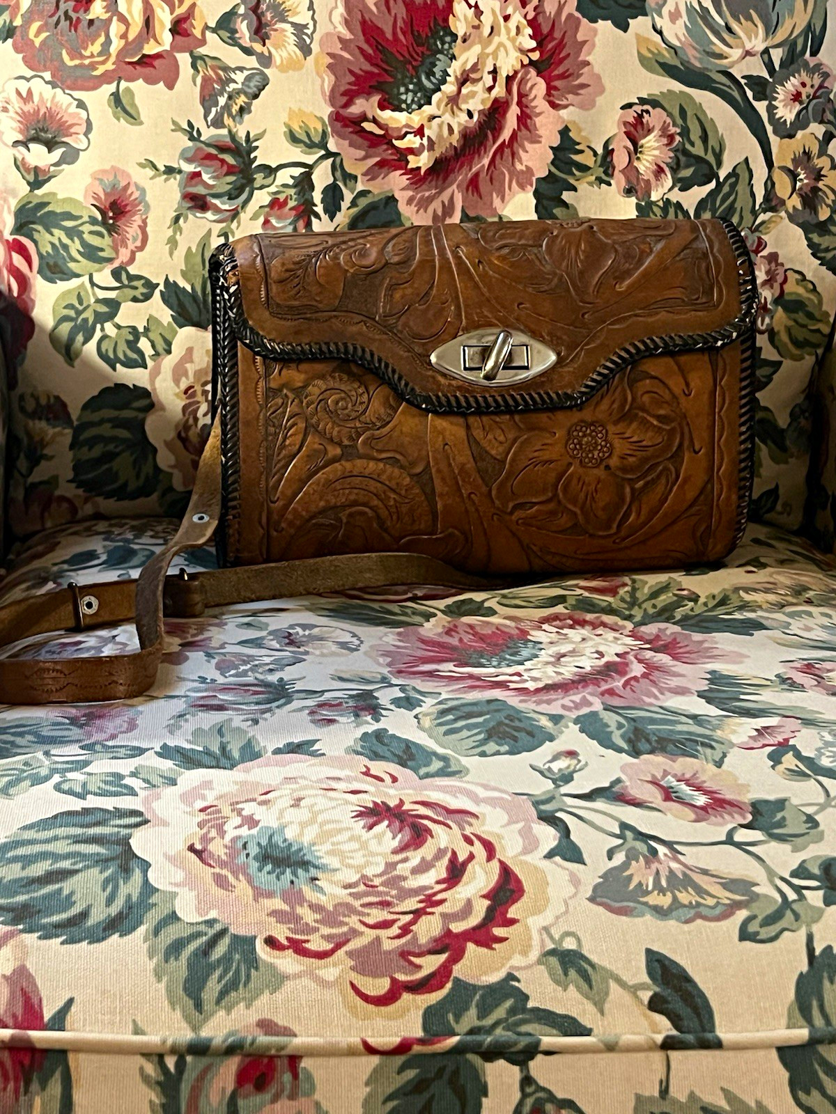 Vintage Tooled Floral leather Shoulder Bag Purse Brown Turn Lock Silver Hardware Vintage Tooled Floral leather Shoulder Bag Purse Brown Turn Lock Silver Hardware