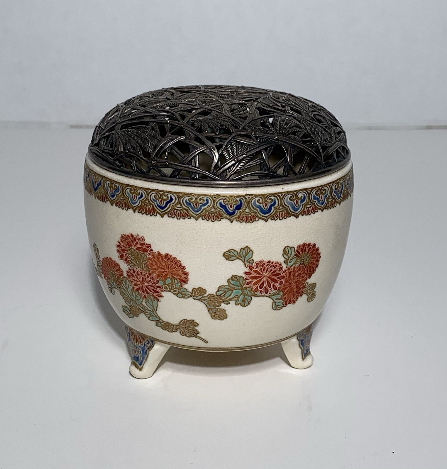 JAPANESE EARTHENWARE SATSUMA KORO INCENSE MEIJI SILVER RETICULATED LID Signed JAPANESE EARTHENWARE SATSUMA KORO INCENSE MEIJI SILVER RETICULATED LID Signed
