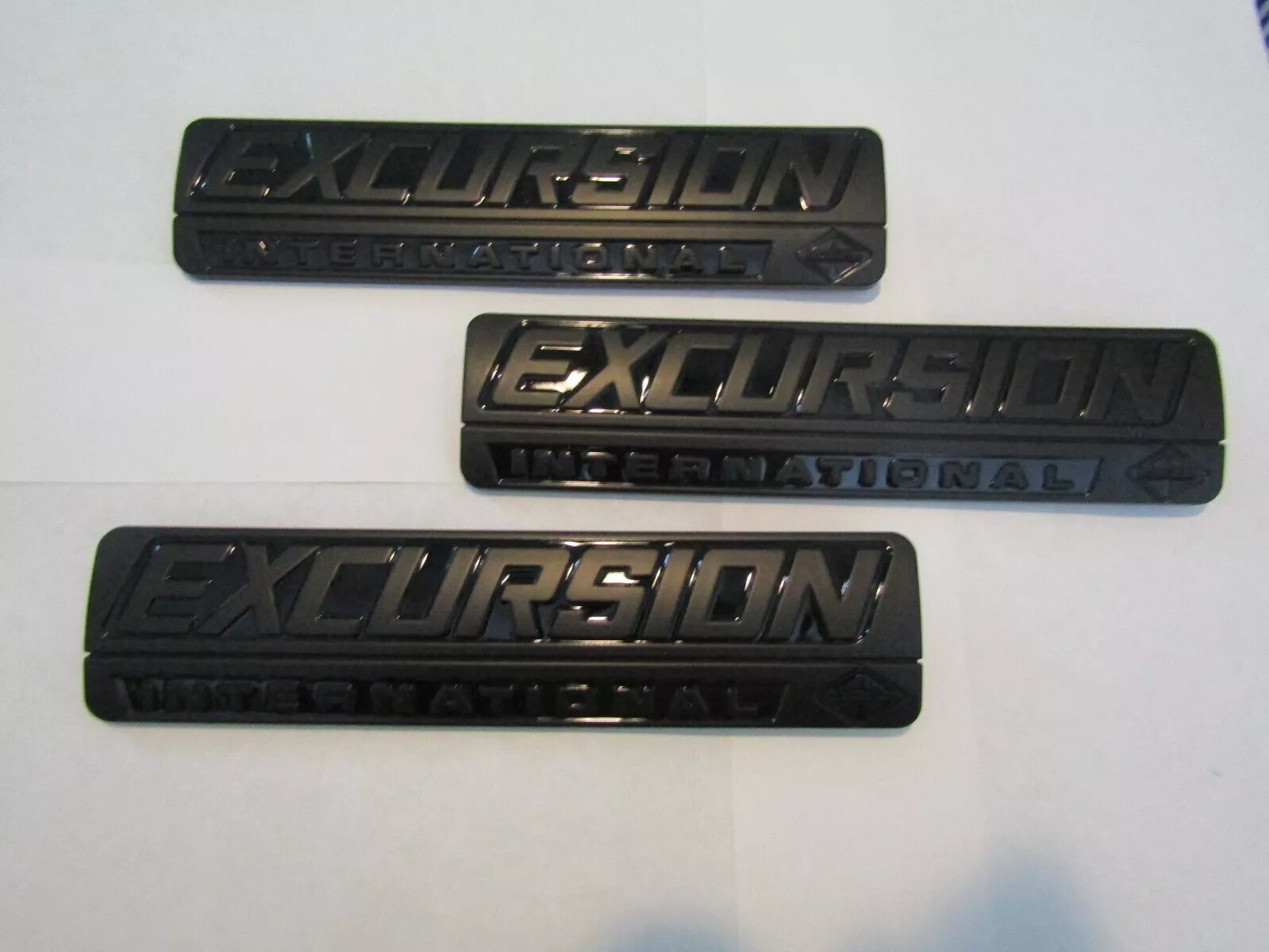 3Pc FENDER / REAR HATCH BODY Emblems For 00-05 EXCURSION INTERNATIONAL ALL BLACK 3Pc FENDER / REAR HATCH BODY Emblems For 00-05 EXCURSION INTERNATIONAL ALL BLACK
