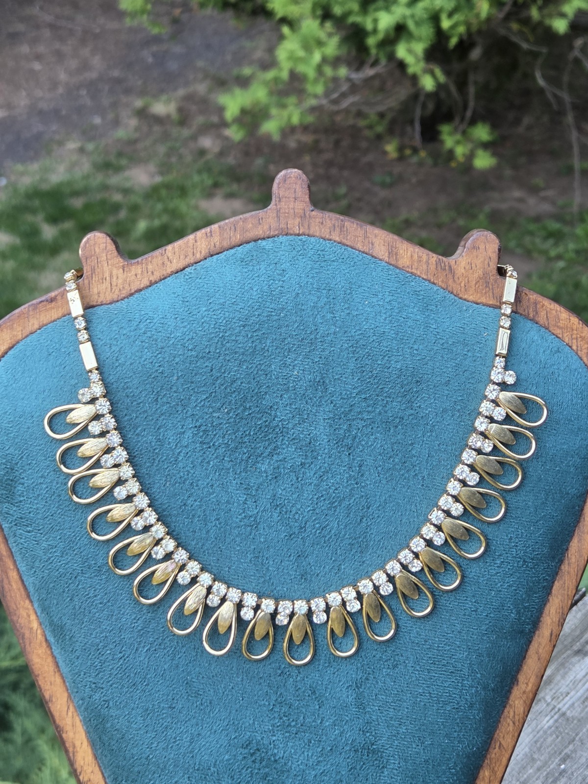 Vintage Sarah Coventry Rhinestone Petals Necklace Gold Tone Choker Vintage Sarah Coventry Rhinestone Petals Necklace Gold Tone Choker