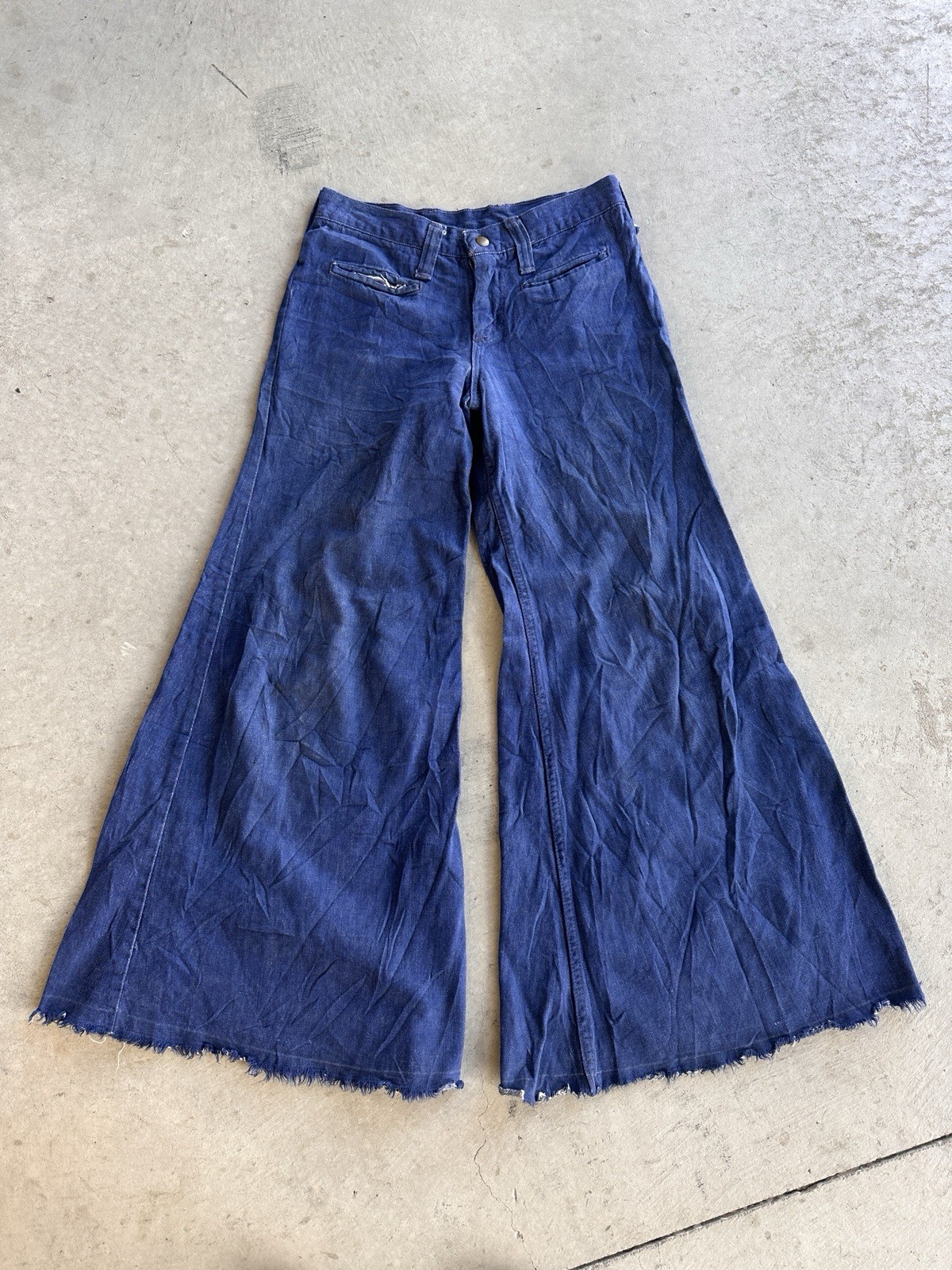 Vintage 1970’s Wrangler BIG Bell Bottom Jeans Women’s Size 28 wide leg Denim Vtg Vintage 1970’s Wrangler BIG Bell Bottom Jeans Women’s Size 28 wide leg Denim Vtg