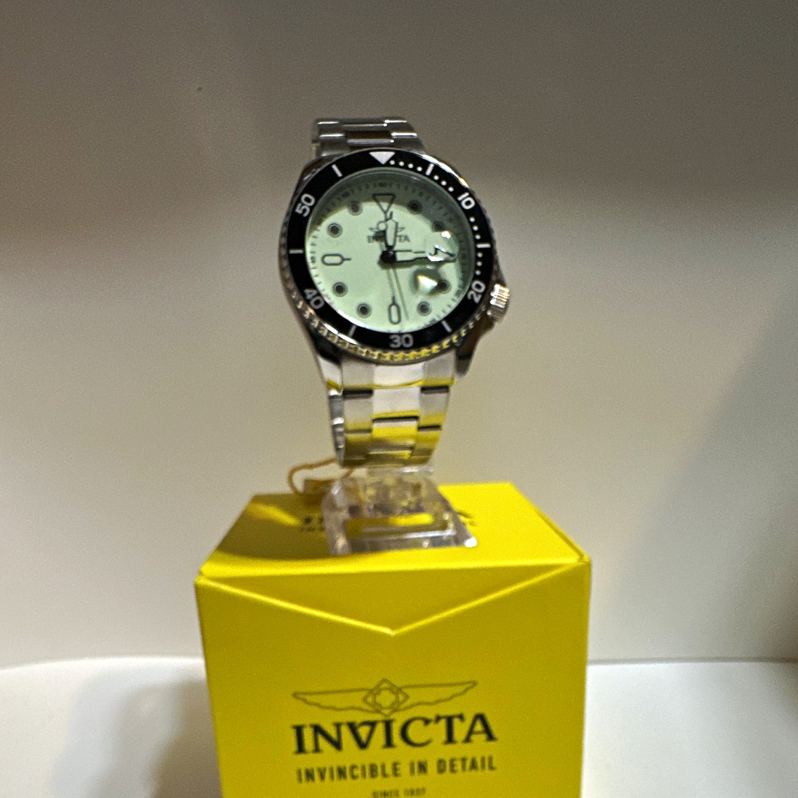 Invicta Pro Diver 40-43.9mm White Dial Quartz 200m Black Bezel SS w/ Box Invicta Pro Diver 40-43.9mm White Dial Quartz 200m Black Bezel SS w/ Box