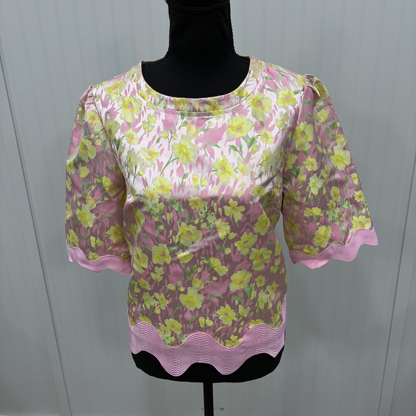 NWT VOY Women\'s Medium Pink Floral Wavy Trim Jacquard Top Blouse Short Sleeve