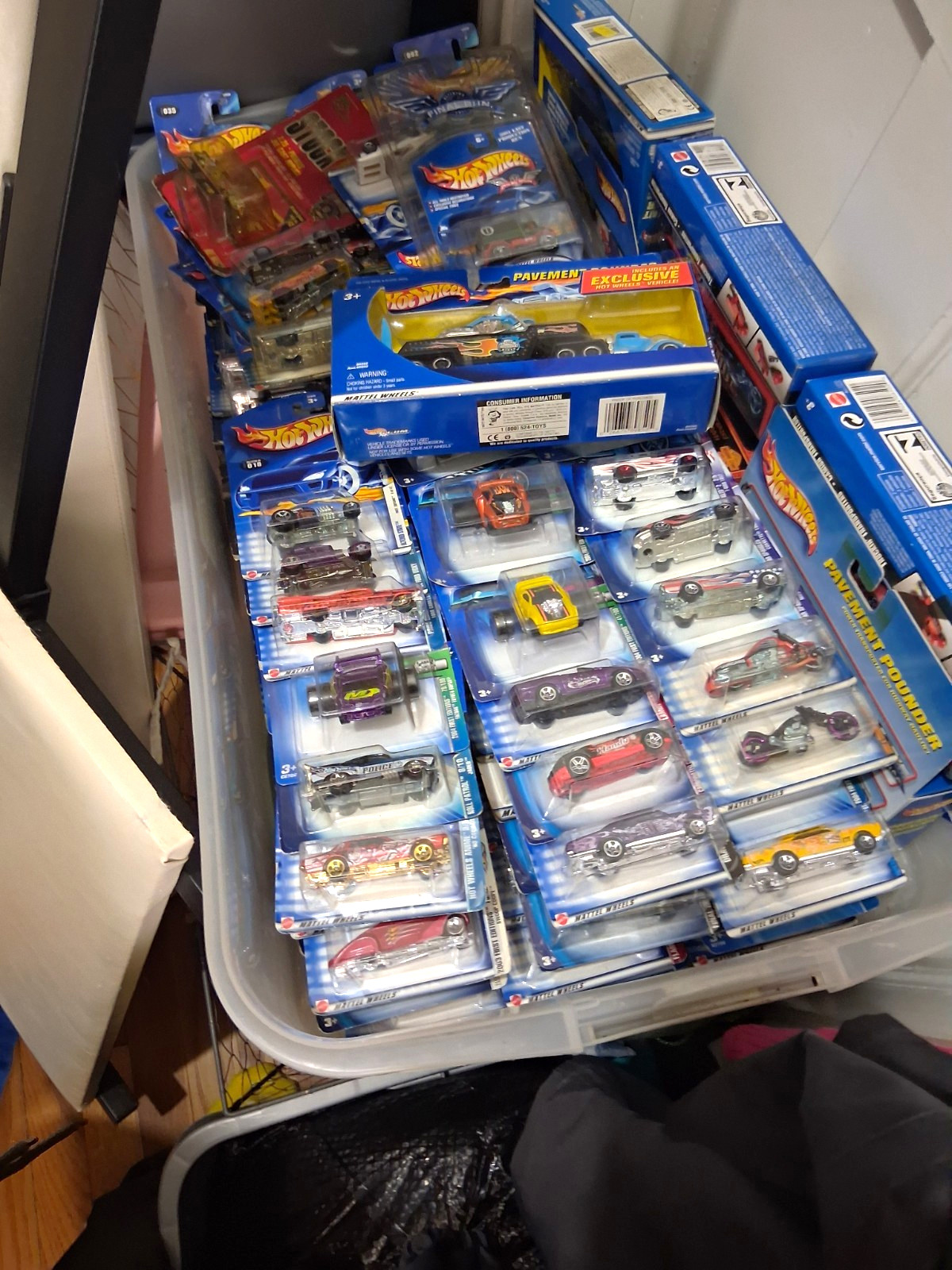 Hot Wheels Diecast 1:64 Car Lot Pavement Pounder Final Run 2001 Unopened Hot Wheels Diecast 1:64 Car Lot Pavement Pounder Final Run 2001 Unopened