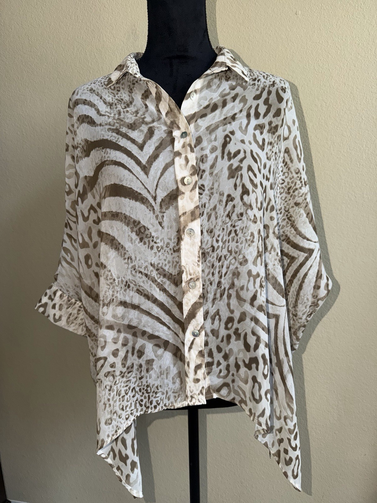 Chico\'s Women\'s Sheer Leopard Animal Print Collared Button-Up 3/4 Sleeve 0 Chico\'s Women\'s Sheer Leopard Animal Print Collared Button-Up 3/4 Sleeve 0