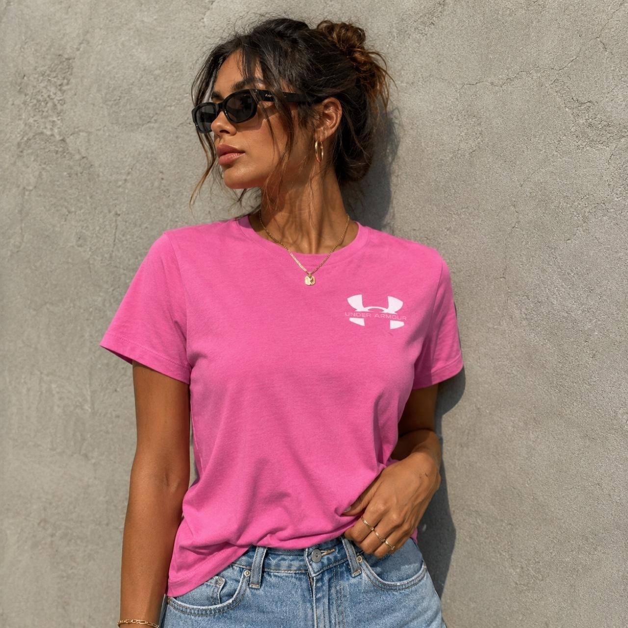 Under Armour Women\'s Pink Logo T-Shirt – Size L Bright pink Under Armour Under Armour Women\'s Pink Logo T-Shirt – Size L Bright pink Under Armour