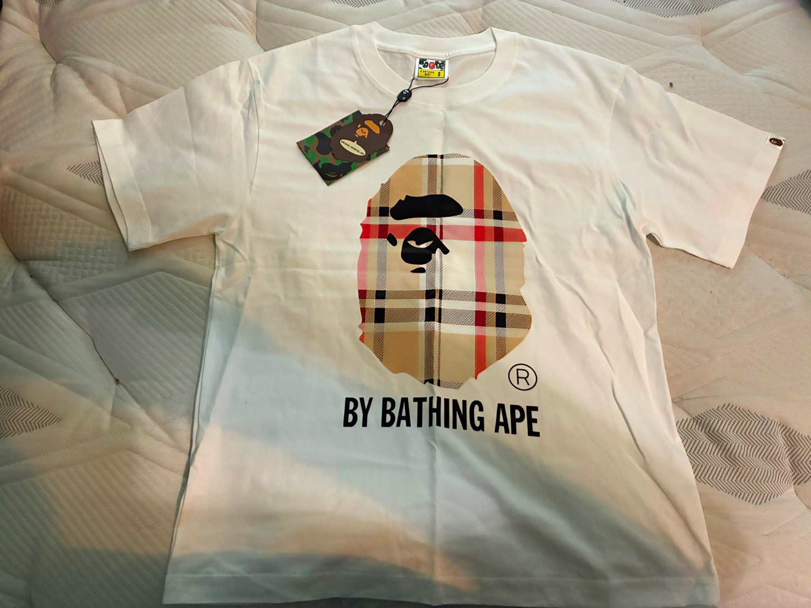 A Bathing Ape Men’s S White Cotton Ape Head Logo Graphic Crew Neck T-Shirt A Bathing Ape Men’s S White Cotton Ape Head Logo Graphic Crew Neck T-Shirt