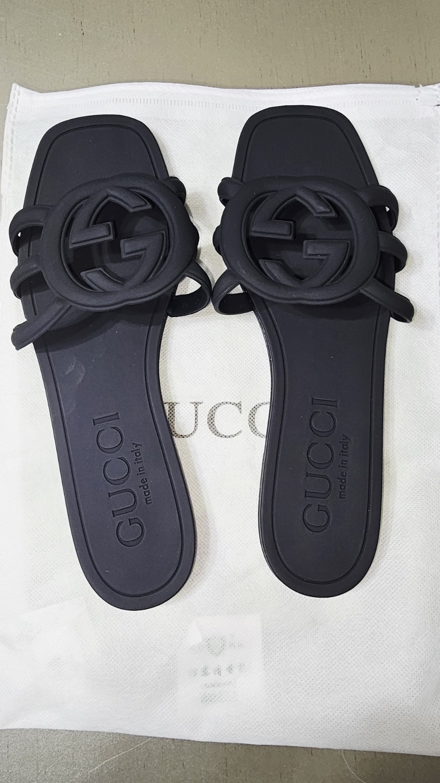 Gucci Women’s Black Rubber Slides Size 8 Gucci Women’s Black Rubber Slides Size 8
