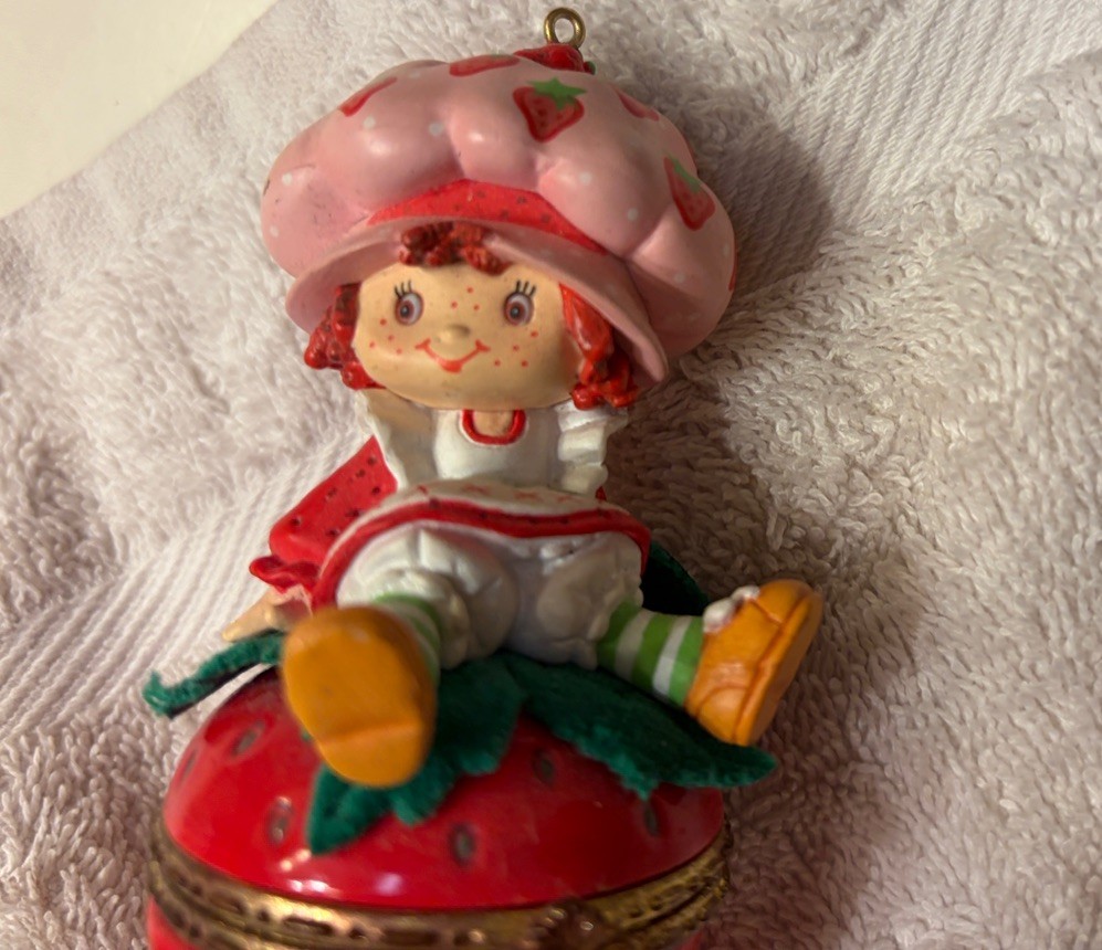 Vtg, Carlton Cards Strawberry Shortcake Sittin\' Berry Pretty Scented Ornament Vtg, Carlton Cards Strawberry Shortcake Sittin\' Berry Pretty Scented Ornament
