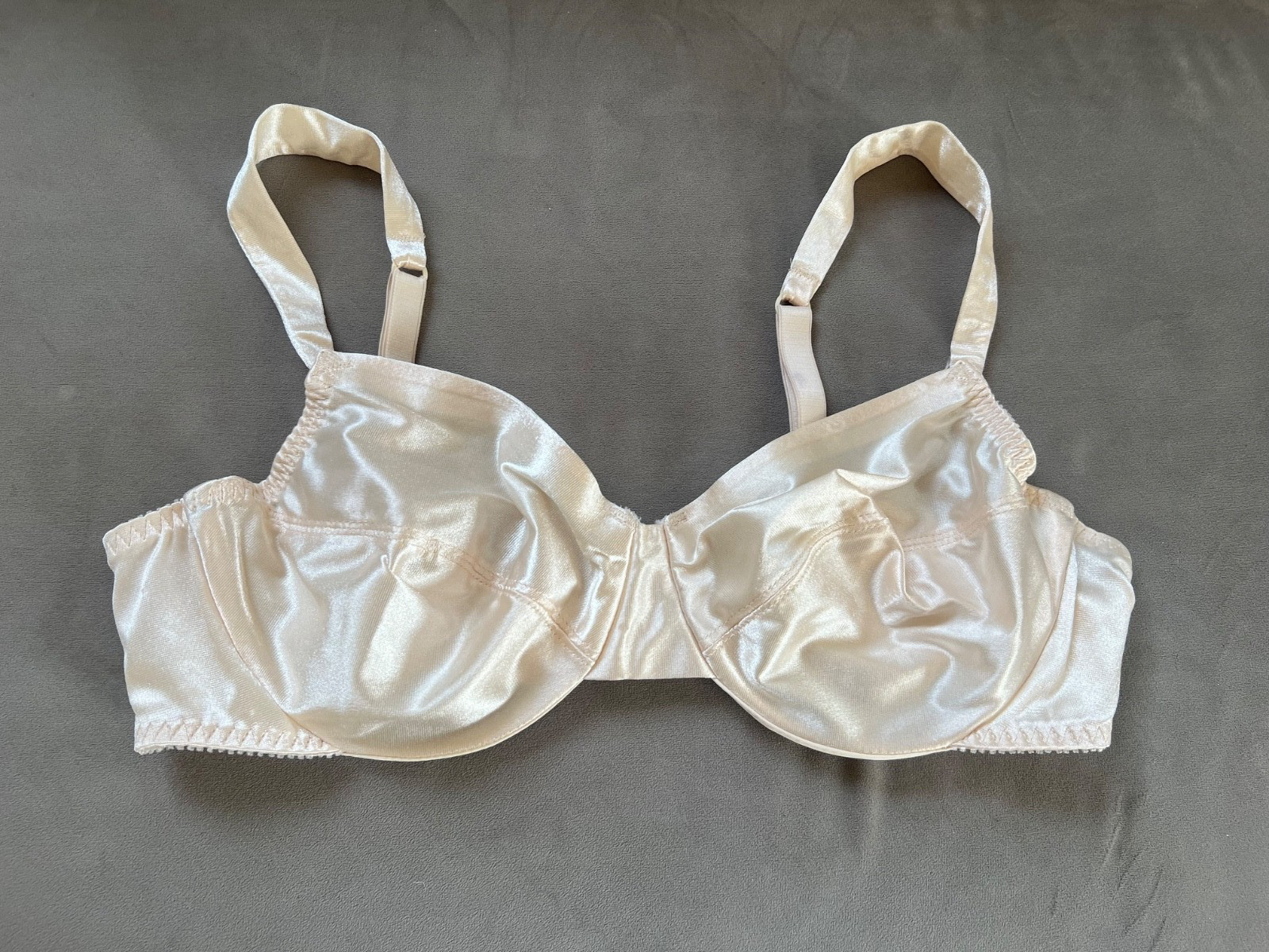 VTG Delicates Bra Size 38B Second Skin Satin Underwire Shiny Gloss Cream 7070 VTG Delicates Bra Size 38B Second Skin Satin Underwire Shiny Gloss Cream 7070