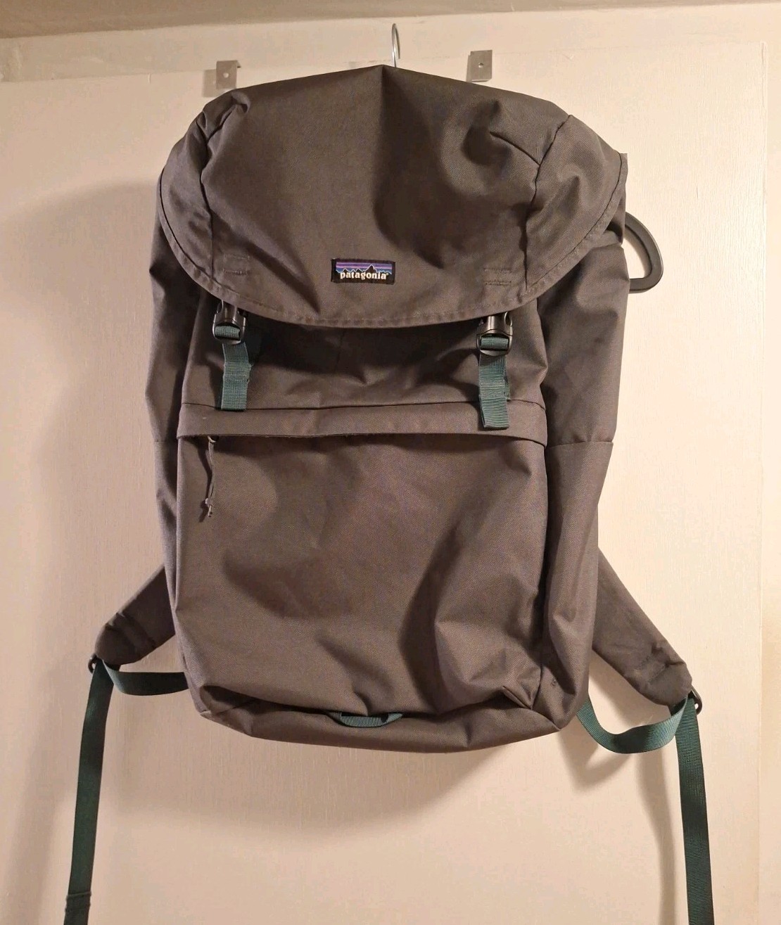 Patagonia Arbor Lid Backpack 28L. Smoky Gray/Green. Patagonia Arbor Lid Backpack 28L. Smoky Gray/Green.