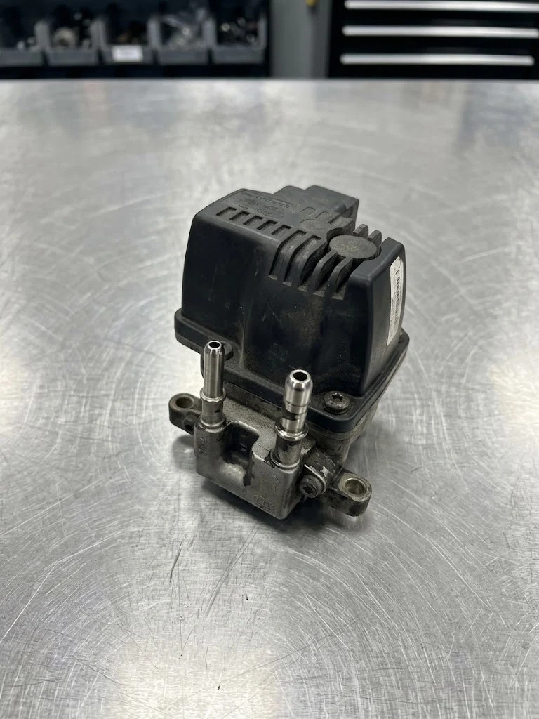 Detroit Diesel DEF Metering Unit DDE EA0001407639 For DD13, DD15, DD16 Detroit Diesel DEF Metering Unit DDE EA0001407639 For DD13, DD15, DD16