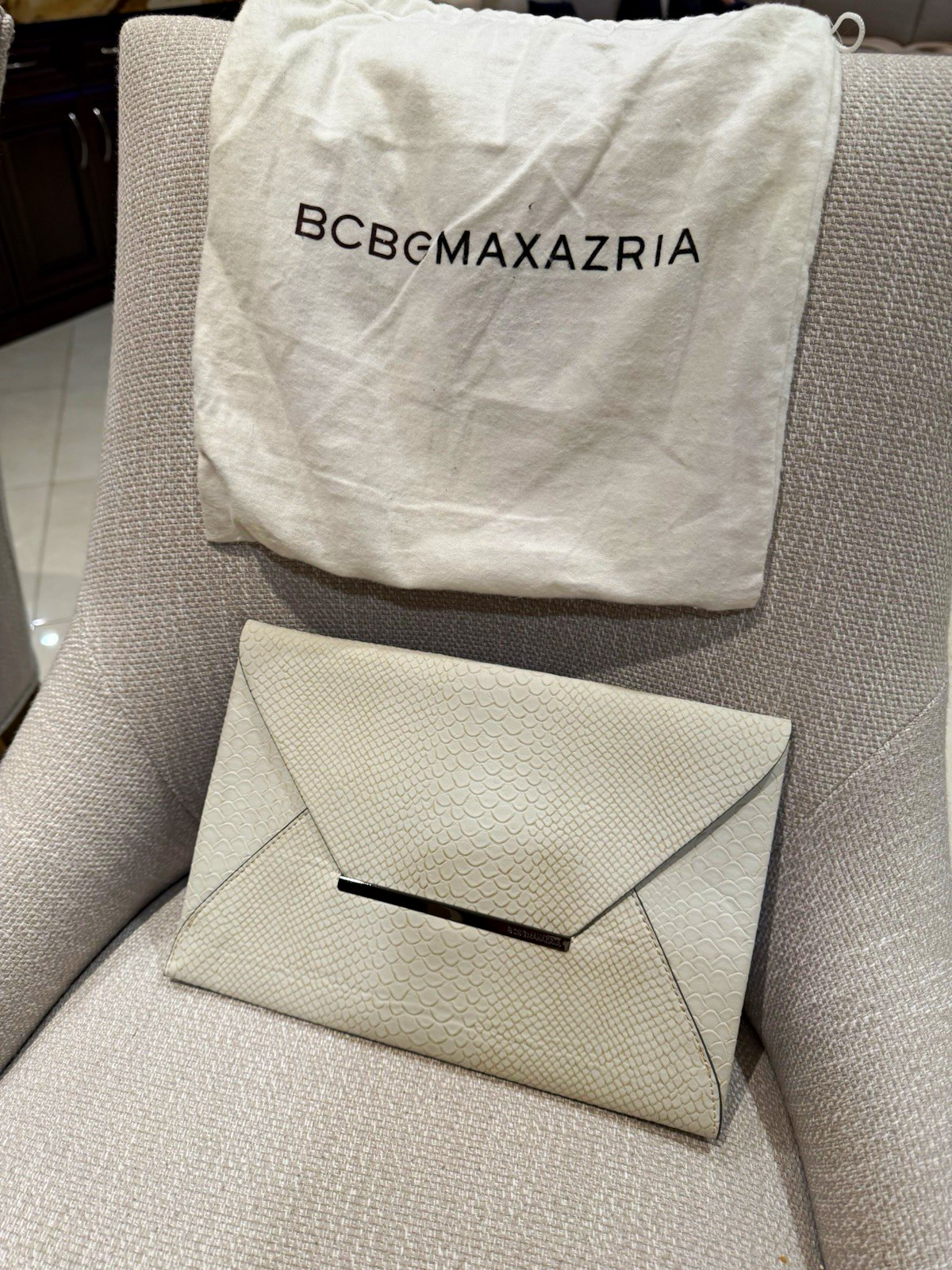 BCBG MAXAZRIA White Snake Print Envelope Wallet Clutch, Logo, Card Slots BCBG MAXAZRIA White Snake Print Envelope Wallet Clutch, Logo, Card Slots