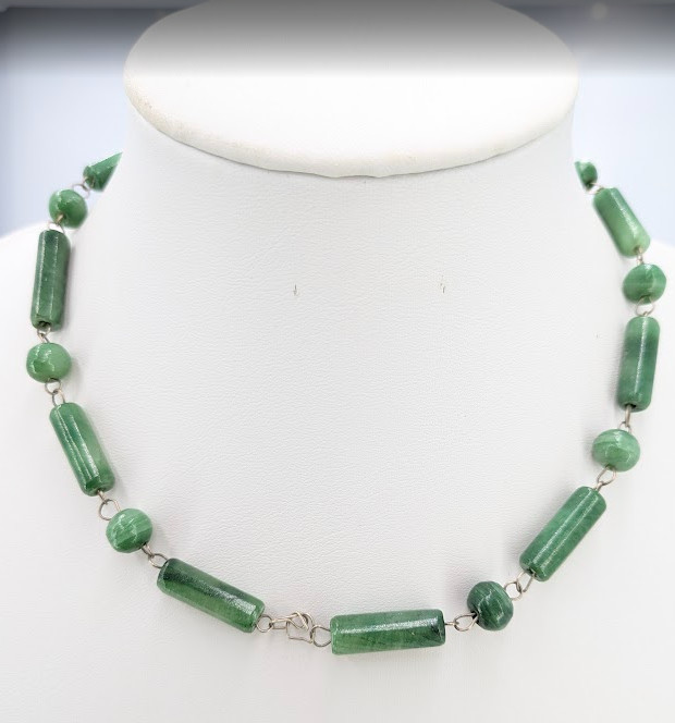 Green Quartz Milky Cloudy Beaded Necklace Silver Tone Barrel Clasp 17 Inch 32g Green Quartz Milky Cloudy Beaded Necklace Silver Tone Barrel Clasp 17 Inch 32g