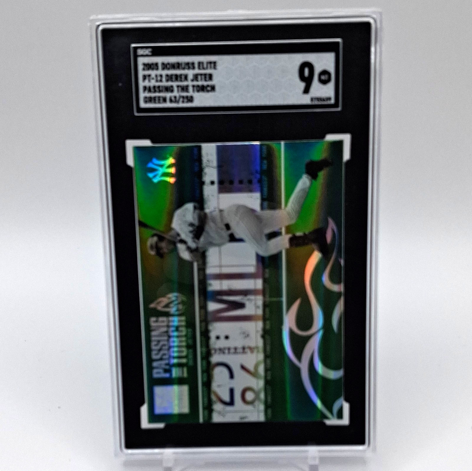 Donruss Elite 2005 Passing the Torch Derek Jeter Green #PT-12 /250 Insert Donruss Elite 2005 Passing the Torch Derek Jeter Green #PT-12 /250 Insert