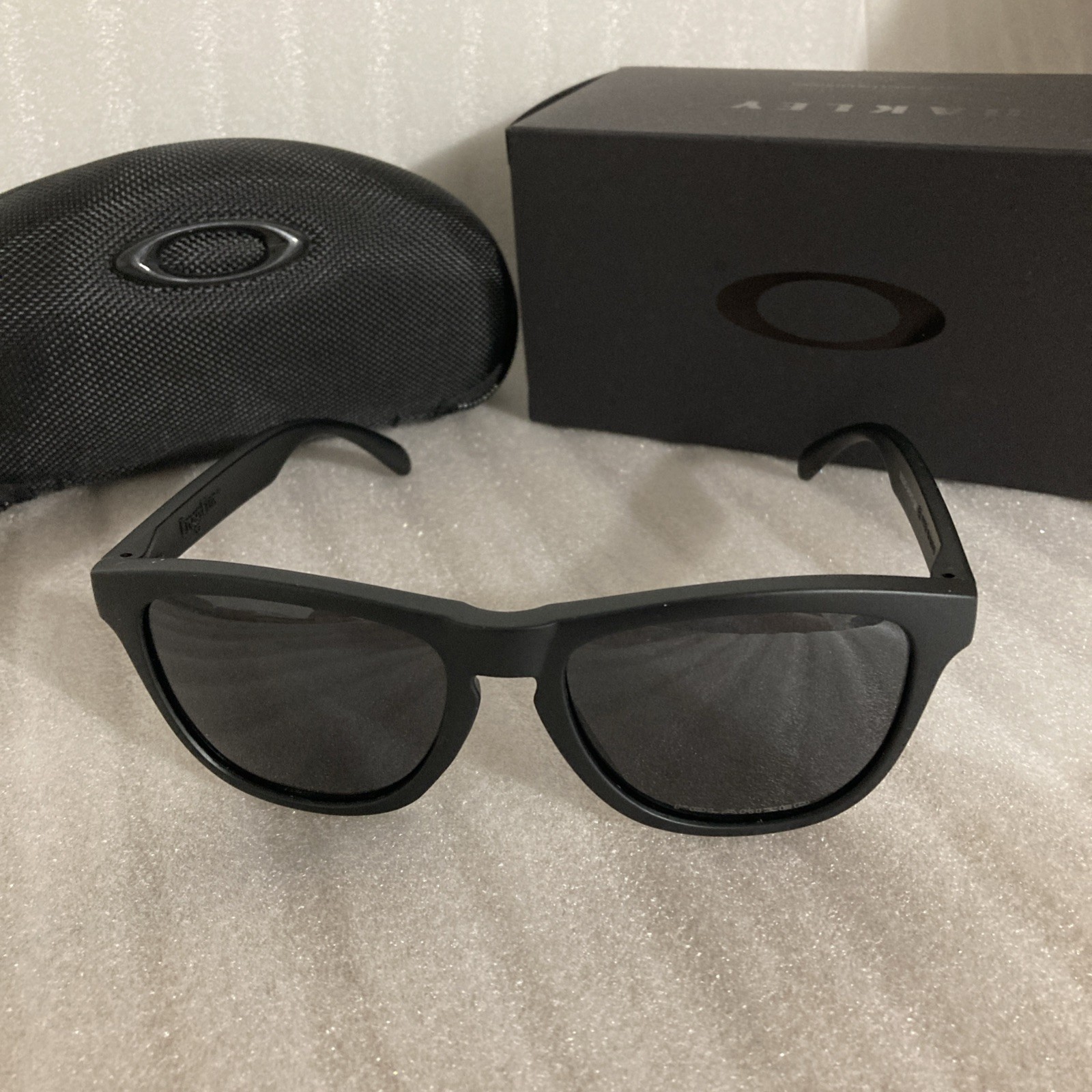 Oakley Frogskins Polarized Lens Square Sunglasses Black Lens New With Case Oakley Frogskins Polarized Lens Square Sunglasses Black Lens New With Case