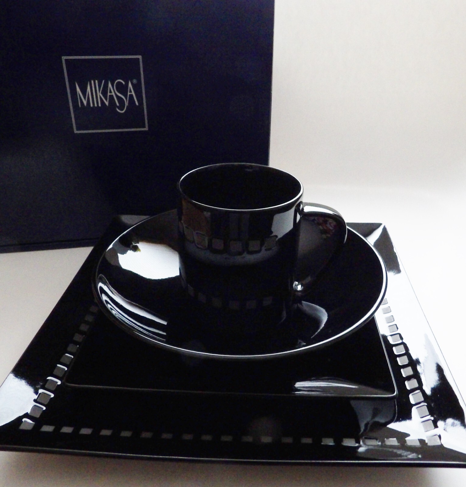 Mikasa Viewpoint Black 4 Pc Place Setting In Box Dinner & Salad Plate Mug Bowl