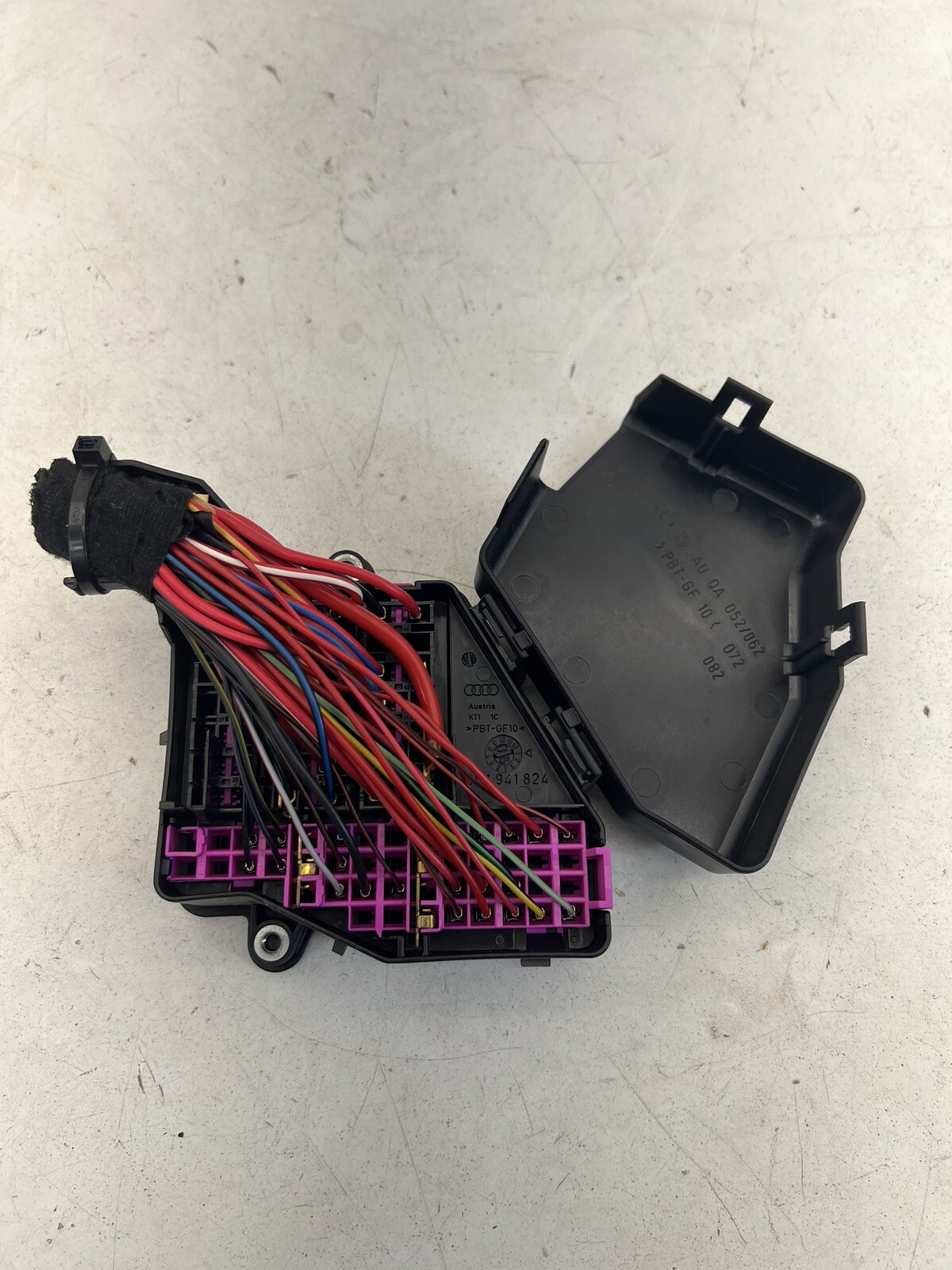 2006-2011 Audi A6 Relay Fuse Box OEM.