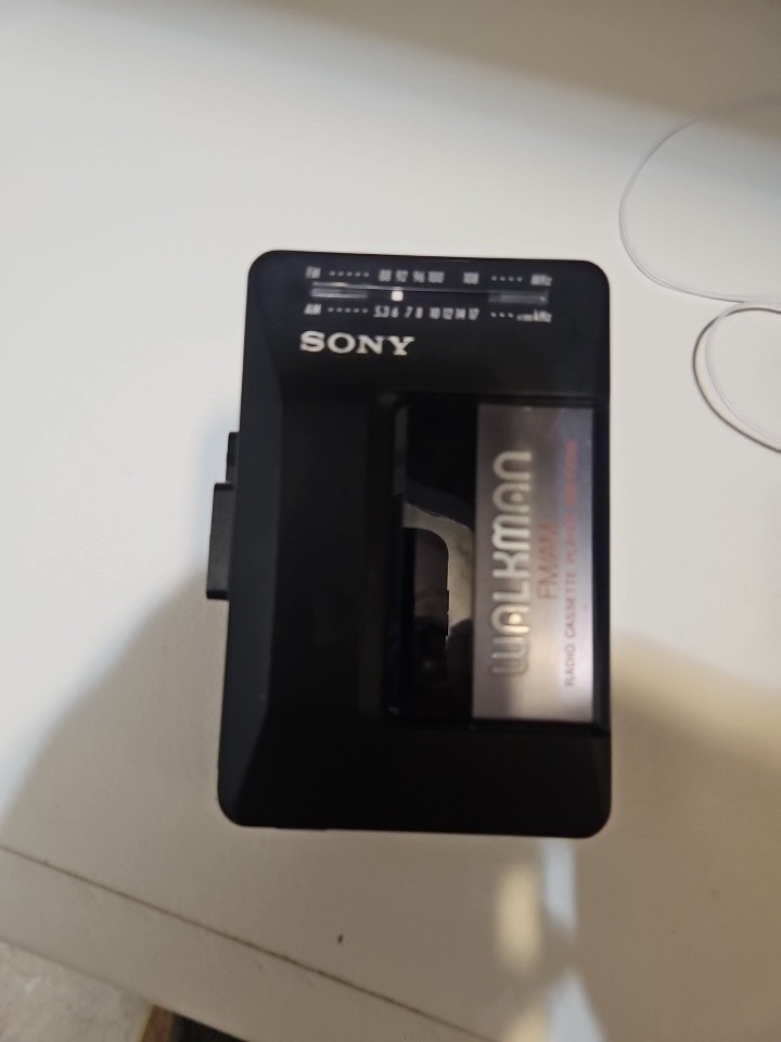 Sony Walkman WM-F2015 AM/FM Portable Cassette Tape Player Vintage Black (READ) Sony Walkman WM-F2015 AM/FM Portable Cassette Tape Player Vintage Black (READ)